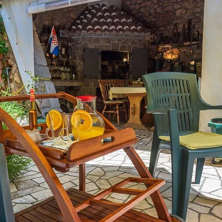 Mediterranes Mit Meerblick, Aussendusche, Liegen, Grill, Waschmaschine - Haustiere Erlaubt * Grižane