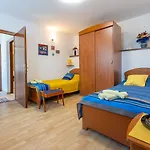 Hébergement de vacances Mediterranes Mit Meerblick, Aussendusche, Liegen, Grill, Waschmaschine - Haustiere Erlaubt Grižane