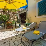 Hébergement de vacances Mediterranes Mit Meerblick, Aussendusche, Liegen, Grill, Waschmaschine - Haustiere Erlaubt Grižane