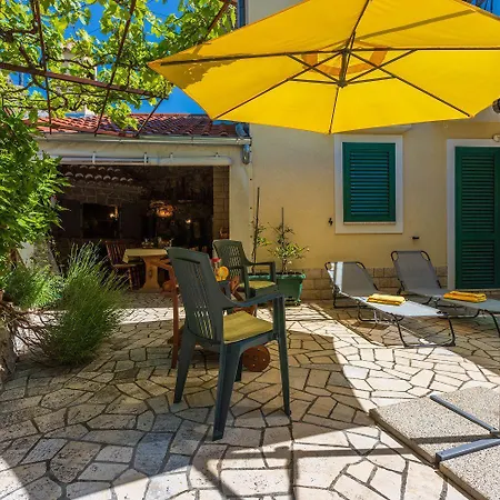 Mediterranes Mit Meerblick, Aussendusche, Liegen, Grill, Waschmaschine - Haustiere Erlaubt * Grižane